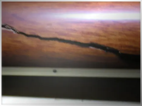 Fisura en mástil de guitarra ovation.